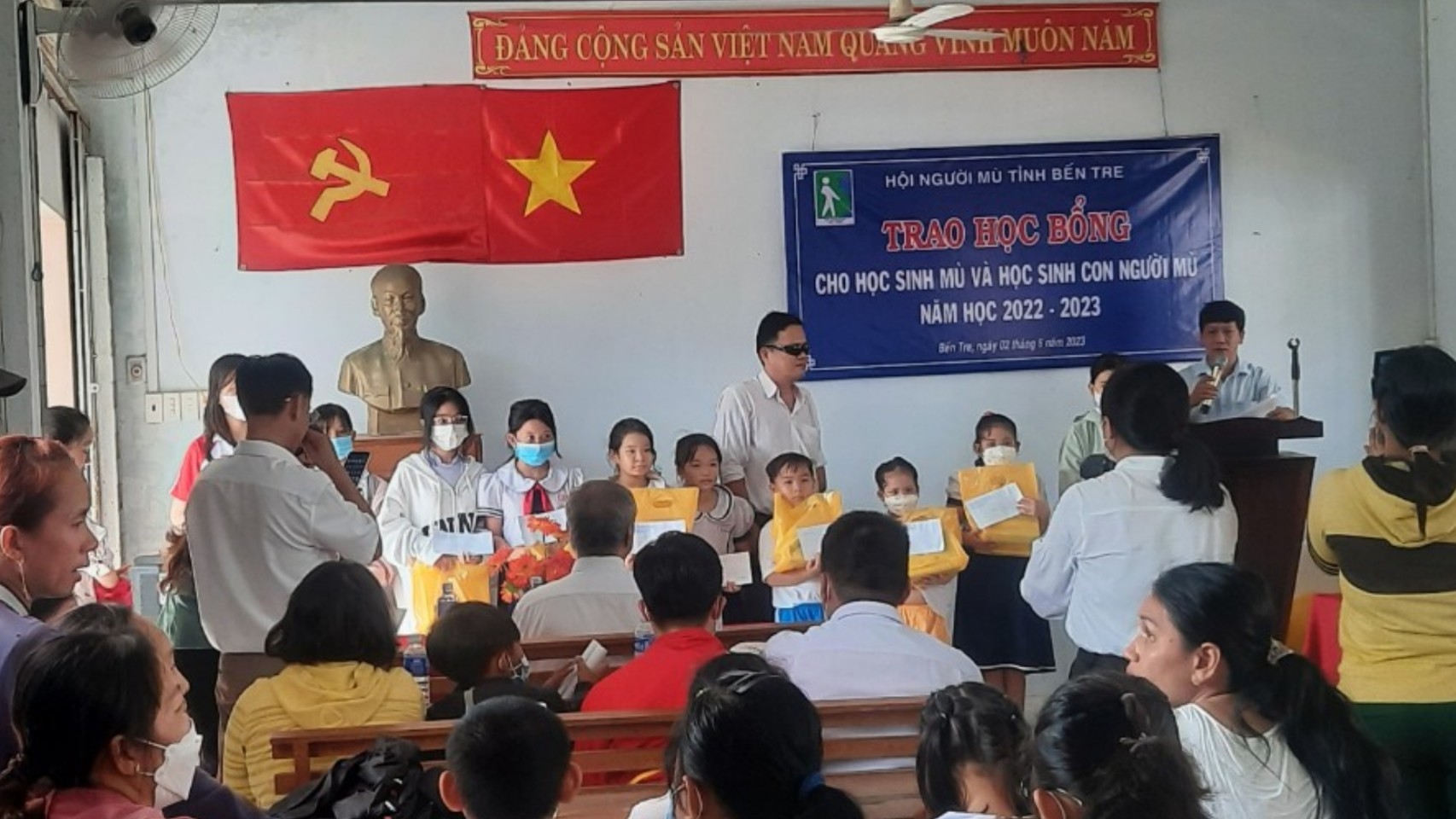 Tỉnh hội Bến Tre trao học bổng cho học sinh khiếm thị và con hội viên